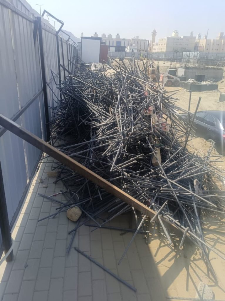 كومة من قضبان الحديد في موقع بناء بجدة.