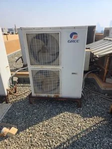 وحدة تكييف هواء قديمة على سطح مبنى.