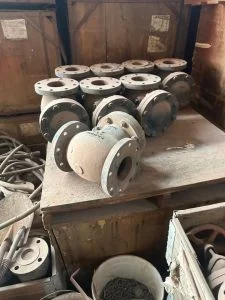 مجموعة من القطع المعدنية القديمة في مستودع.