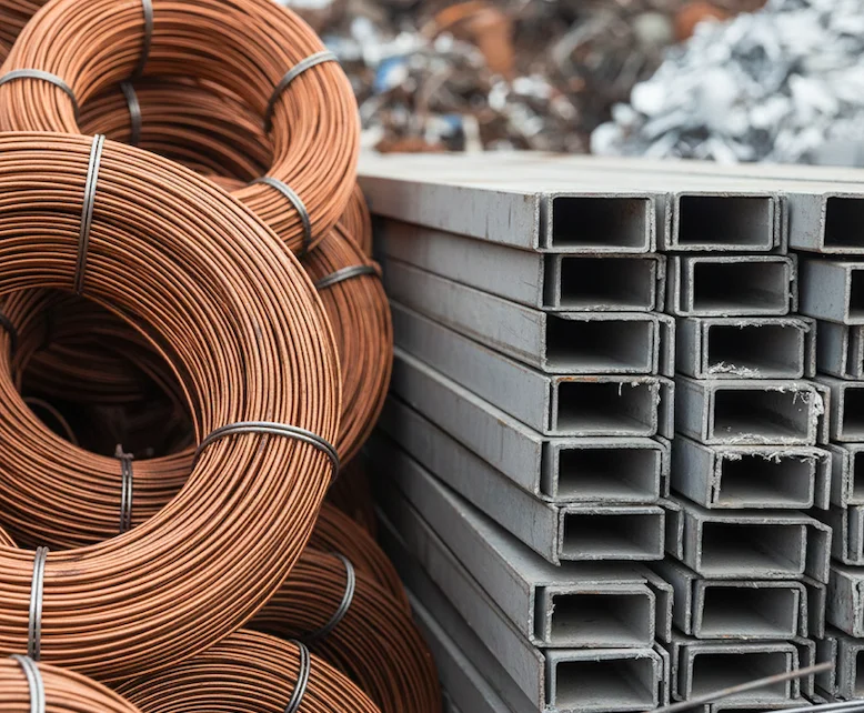 أسلاك نحاسية وقطع حديدية مكدسة