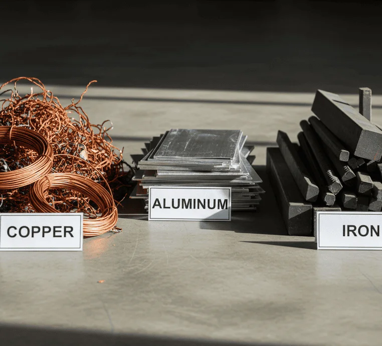 مجموعة من النحاس والألمنيوم والحديد في مستودع.